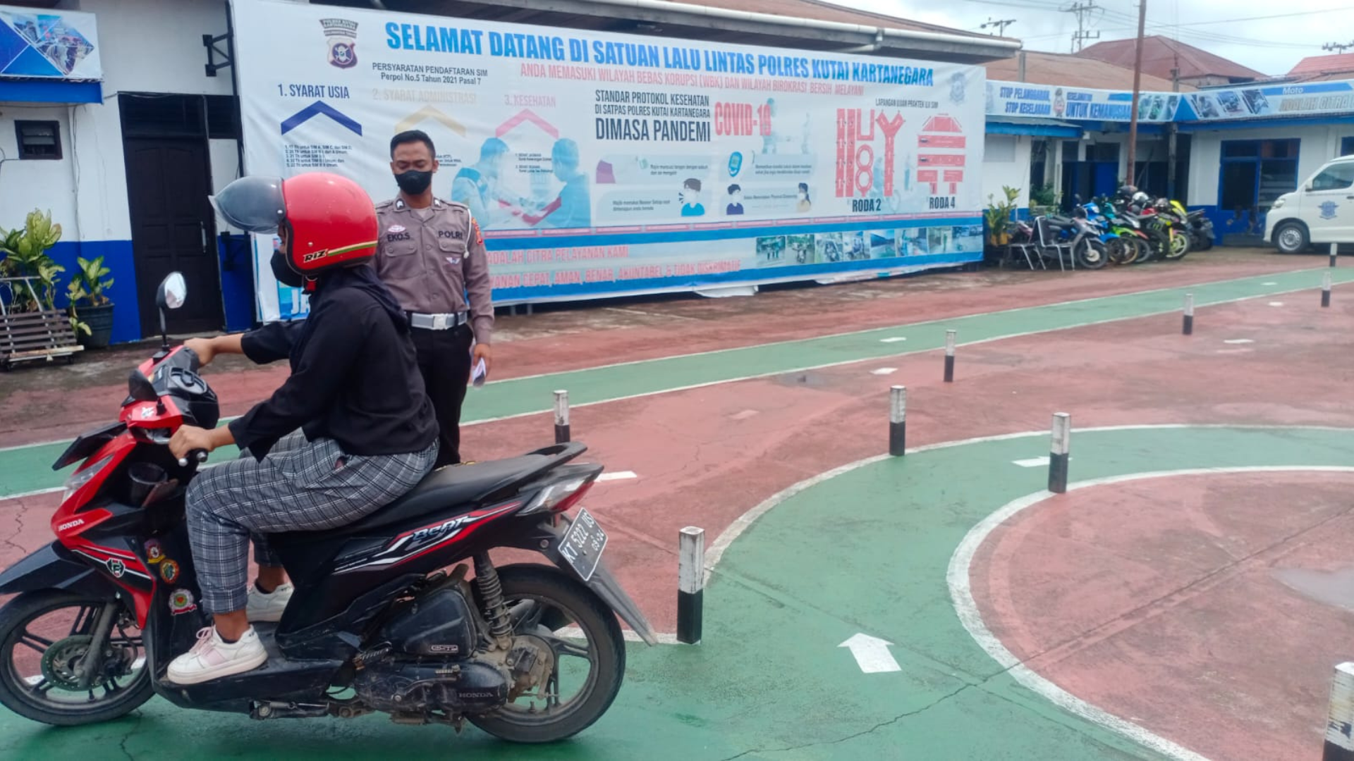 Foto : Petugas Satlantas Polres Kukar Dampingi Masyarakat Ujian Praktik SIM. Sumber Foto : Satlantas Polres Kukar.
