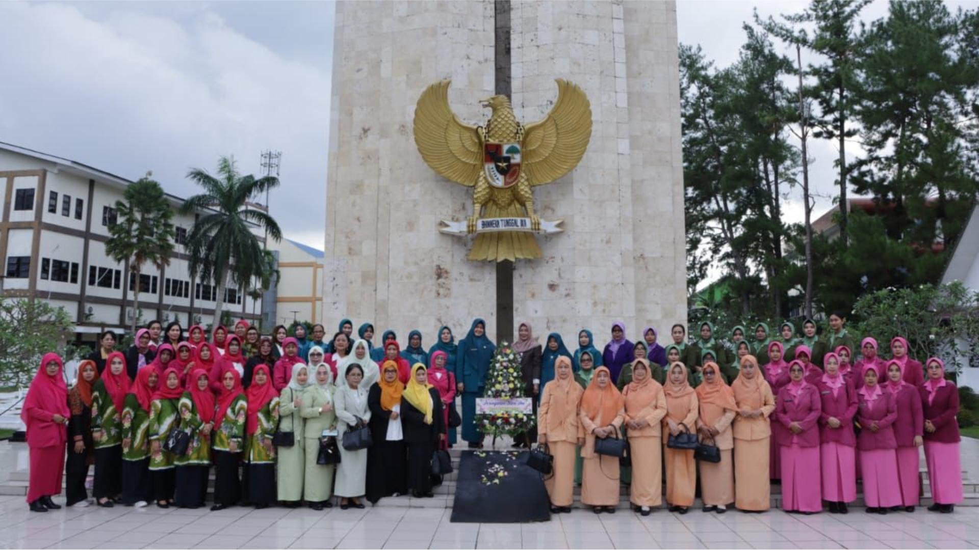 Foto : Jelang Hari Ibu ke 94, DKP3A Kaltim Ziarah ke Taman Makam Pahlawan.