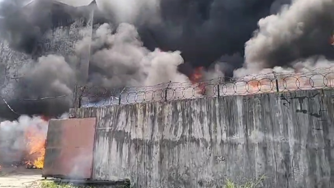 Api Berkobar Api Berkobar Lahap Gudang Perabotan, 18 Unit Pemadam Diturunkan