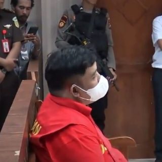 Foto : Eks Kasat Narkoba Polresta Barelang Kompol Satria Nanda saat menjalani sidang di Pengadilan Negeri Batam, Kepulauan Riau.