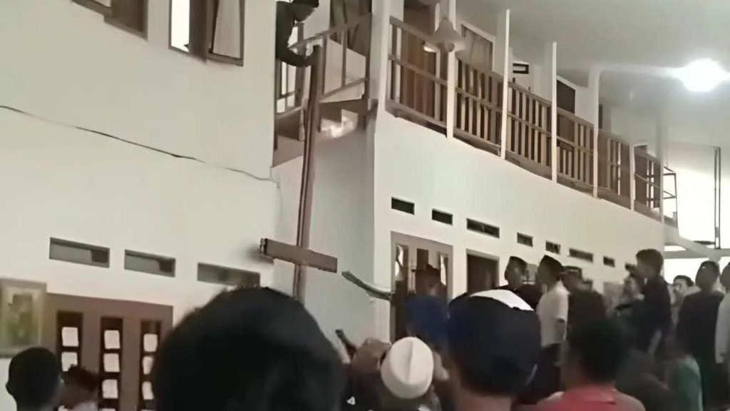 Foto : Aksi perusakan bangunan di wilayah Cidahu, Kabupaten Sukabumi. Sumber : Istimewa.