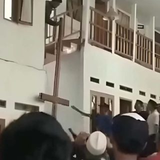 Foto : Aksi perusakan bangunan di wilayah Cidahu, Kabupaten Sukabumi. Sumber : Istimewa.