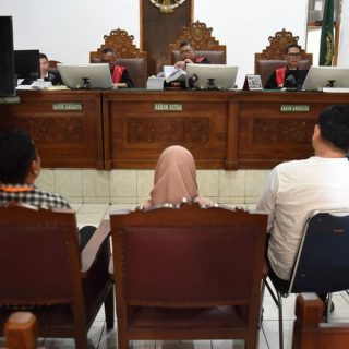Foto : Terdakwa kasus TPPU pengamanan situs judi online Darmawati (kedua kanan) mendengarkan keterangan saksi pada sidang lanjutan di Pengadilan Negeri Jakarta Selatan, Selasa (27/5/2025). Sumber : Tirto.id