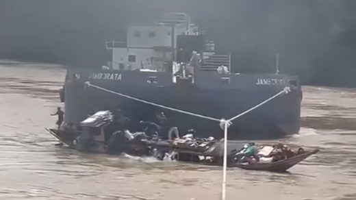 Foto: Insiden kecelakaan antara tongkang dan perahu motor terjadi di Sungai Barito. Sumber: Istimewa.