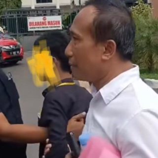 Foto : Saksi V dihadang oleh diduga oknum polisi (baju hitam) saat akan masuk ke Pengadilan Negeri Semarang. Sumber : Istimewa.