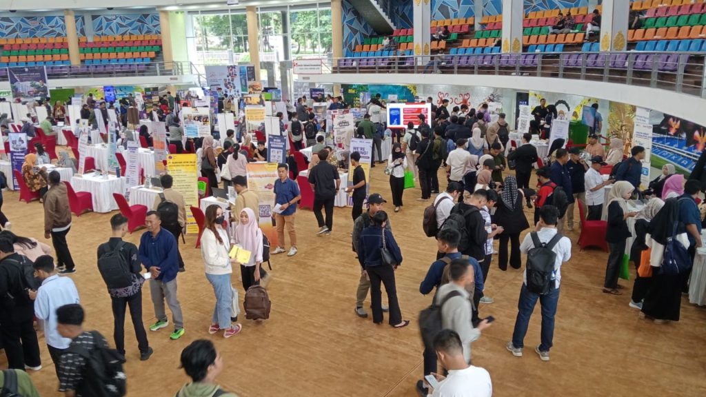 Foto: Antusiasme luar biasa mewarnai hari pertama Job Market Fair 2025. Sejak pagi, para pencari kerja dari berbagai latar belakang memadati area BSCC Dome. Sumber: Istimewa.