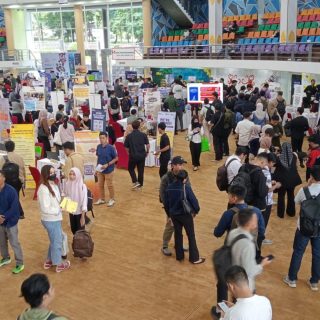 Foto: Antusiasme luar biasa mewarnai hari pertama Job Market Fair 2025. Sejak pagi, para pencari kerja dari berbagai latar belakang memadati area BSCC Dome. Sumber: Istimewa.