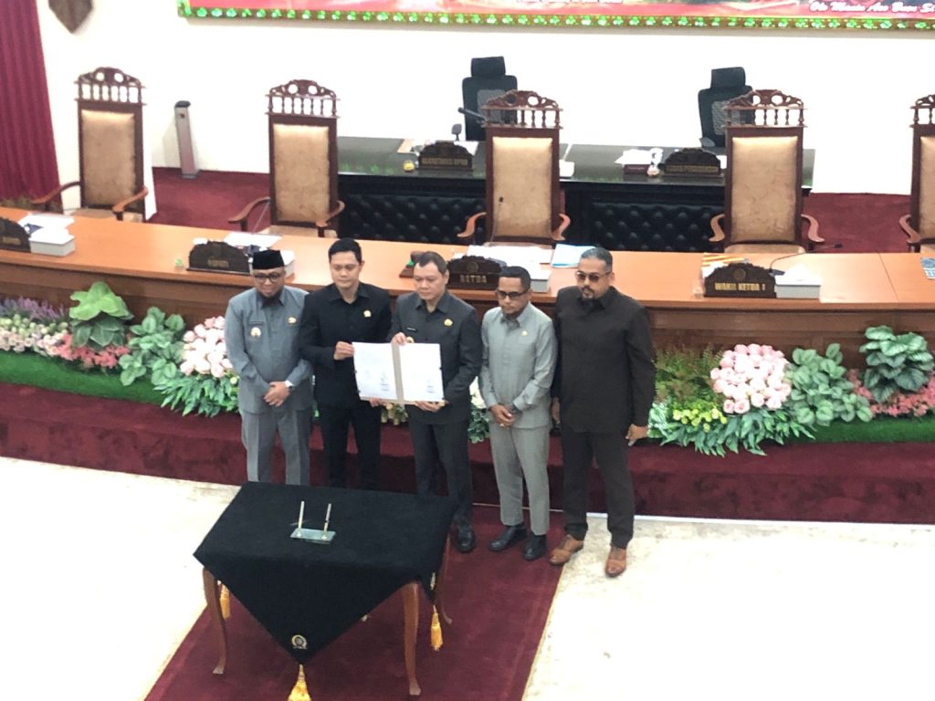 Foto: Kesepatakan Raperda APBD Kabupaten Paser di kantor DPRD Paser. Sumber: Istimewa.