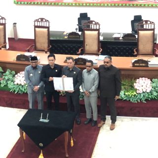 Foto: Kesepatakan Raperda APBD Kabupaten Paser di kantor DPRD Paser. Sumber: Istimewa.