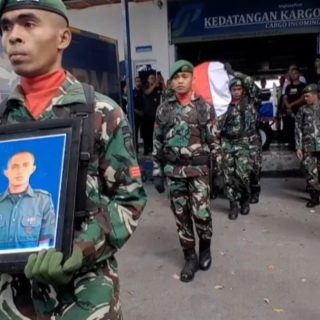 Foto: Proses pemakaman Prada Lucky Chepril Saputra Namo, prajurit TNI Batalyon Teritorial Pembangunan 834 Waka Nga Mere. Sumber: Istimewa.