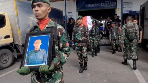 Foto: Proses pemakaman Prada Lucky Chepril Saputra Namo, prajurit TNI Batalyon Teritorial Pembangunan 834 Waka Nga Mere. Sumber: Istimewa.