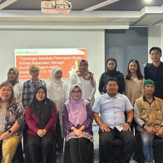 Foto: PPMS dari Perempuan Mahrdika, melakukan FGD yang menghadirkan para pihak lembaga perlindungan perempuan di Kota Samarinda. Sumber Istimewa.