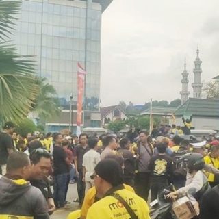 Foto: Ribuan Ojol Samarinda Unjuk Rasa di Depan Kantor Gubernur Kaltim. Sumber: Istimewa.