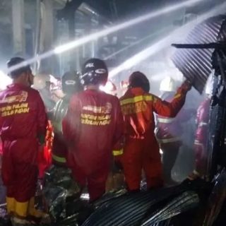 Foto: Petugas Pemadam Kebakaran berhasil memadamkan api di Pasar Segiri. Sumber: Istimewa.
