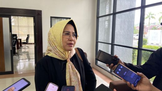 Foto: Anggota Komisi III DPRD Kaltim, Syarifatul Sya’diah saat diwawancarai awak media. Sumber: Rfh.