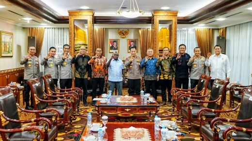 Foto: Menteri HAM Natalius Pigai melakukan audiensi dengan Kapolri Jenderal Listyo Sigit Prabowo di Mabes Polri. Sumber: Kementerian HAM