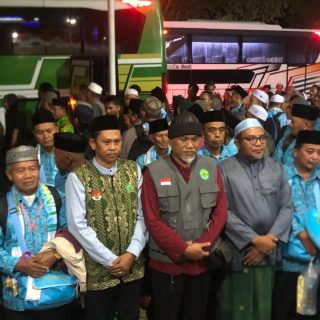 Foto: Air Mata Haru Marbot Paser Saat Diberangkatkan Umroh Gratis. Sumber: Istimewa.