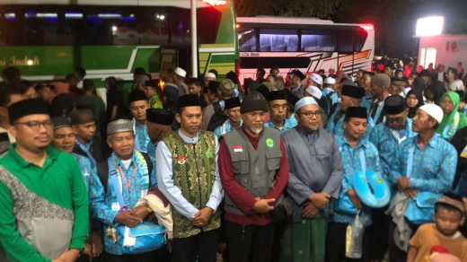 Foto: Air Mata Haru Marbot Paser Saat Diberangkatkan Umroh Gratis. Sumber: Istimewa.