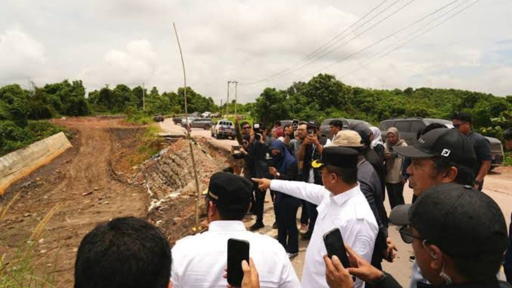 Gambar saat ini: Foto: Kerusakan jalan poros Sangatta-Bengalon disekitar PT KPC. Sumber: Istimewa.