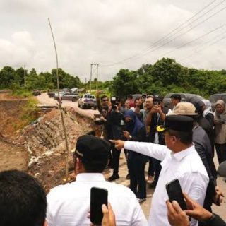 Foto: Kerusakan jalan poros Sangatta-Bengalon disekitar PT KPC. Sumber: Istimewa.