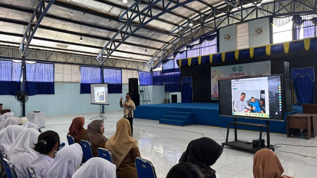 Gambar saat ini: Foto: Narasumber Endro S. Efendi, dengan materi “Setiap Individu Berharga.”. Sumber: Istimewa.