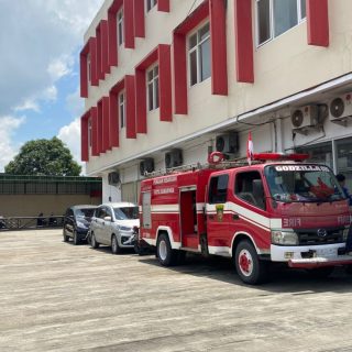 Foto: Truk damkar yang disiapkan untuk antisipasi saat demo di DPRD Kaltim. Sumber: Rfh.