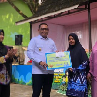 Foto: Pemprov Kaltim Salurkan Insentif untuk Guru Honorer dan Penjaga Rumah Ibadah. Sumber: Istimewa.