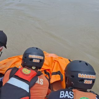 Foto: Tim sar saat melakukan pengangkatan korban dari sungai. Sumber: Istimewa.