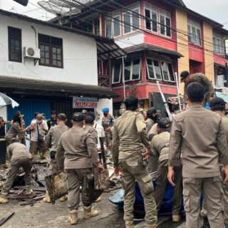 Foto: Penertiban PKL di sekitar Pasar Pagi yang dilakukan oleh Satpol PP Kota Samarinda. Sumber: Istimewa.