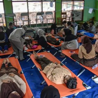 Foto: Para siswa di SMPN 1 Cisarua mengalami keracunan, usai mengkonsumsi MBG. Sumber: Istimewa.