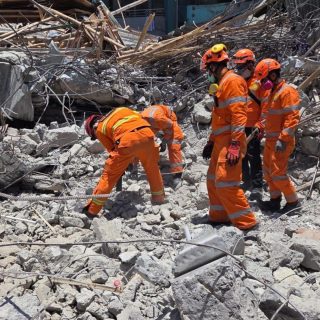 Foto: Para petugas sedang melakukan pencarian korban Ponpes Al Khoziny. Sumber: Istimewa.