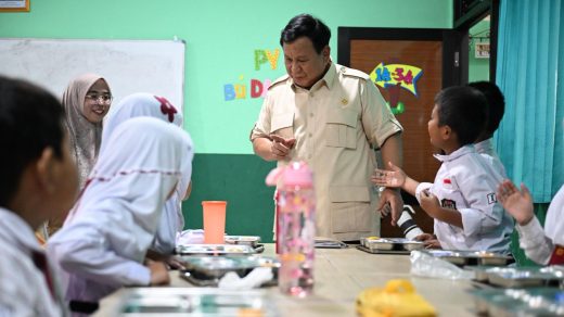 Foto: Presiden Prabowo Subianto meninjau program MBG. Sumber: Istimewa.