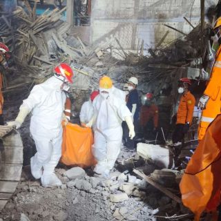 Foto: Tim SAR saat melakukan evakuasi para korban reruntuhan di Ponpes Al Khoziny, Buduran, Sidoarjo. Sumber: Istimewa.