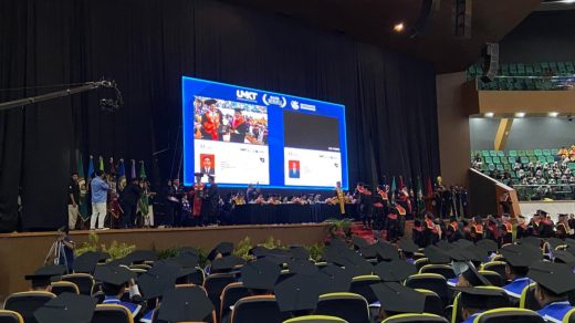 Foto: Proses wisuda untuk 1.433 mahasiswa UMKT. Sumber: Rfh.