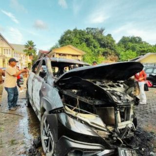 Foto: Sebuah Mobil Terbakar di Samarinda. Sumber: Istimewa.