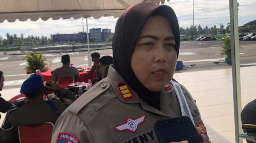 Foto: Kasat Lantas Polres Paser, AKP Weny Wahyuningsih saat diwawancarai awak media. Sumber: Istimewa.