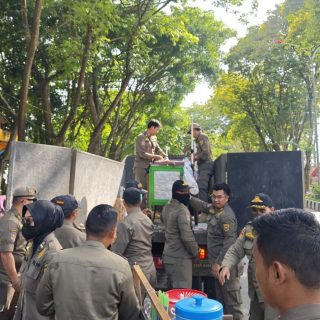 Foto: Penertiban yang dilakukan oleh Satpol PP Samarinda. Sumber: Rfh.