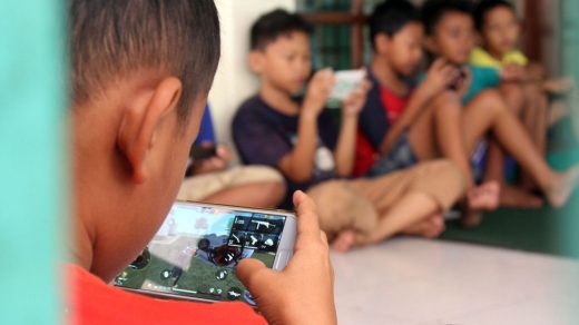 Foto: Ilustrasi anak-anak yang menggunakan HP. Sumber: Istimewa.