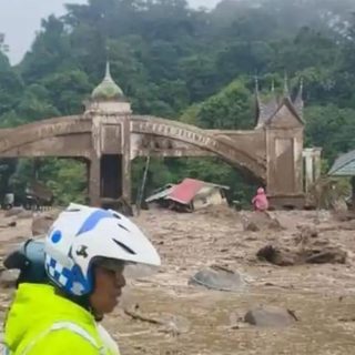 Foto: Jalan di Lembah Anai, Jalur Padang-Bukittinggi tertimbun lumpur. Sumber: Istimewa.