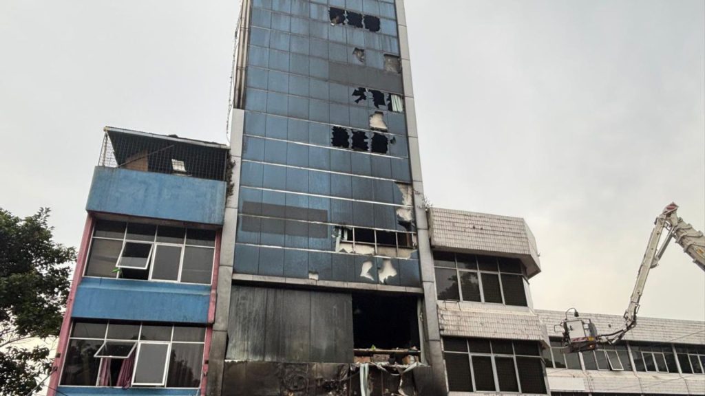 Gambar saat ini: Foto: Kebakaran di Gedung Terra Drone, Jalan Letjen Suprapto No.17, Cempaka Baru, Kemayoran, Jakarta Pusat, Selasa (9/12/2025). Sumber: Istimewa.