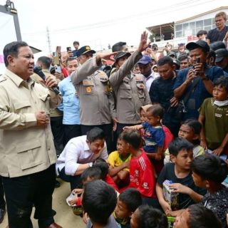 Foto: Presiden Prabowo Subianto mengunjungi Kabupaten Aceh Tamiang, Provinsi Aceh, meninjau posko pengungsian di wilayah terdampak bencana pada Jumat, 12 Desember 2025. Sumber: BPMI Setpres.