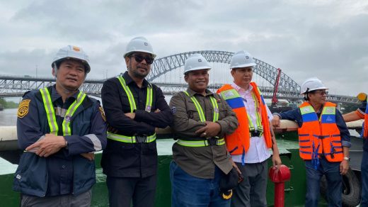 Foto: Tinjauan Ketua Komisi II DPRD Kaltim, Sabaruddin Panracalle di Jembatan Mahakam. Sumber: Istimewa.