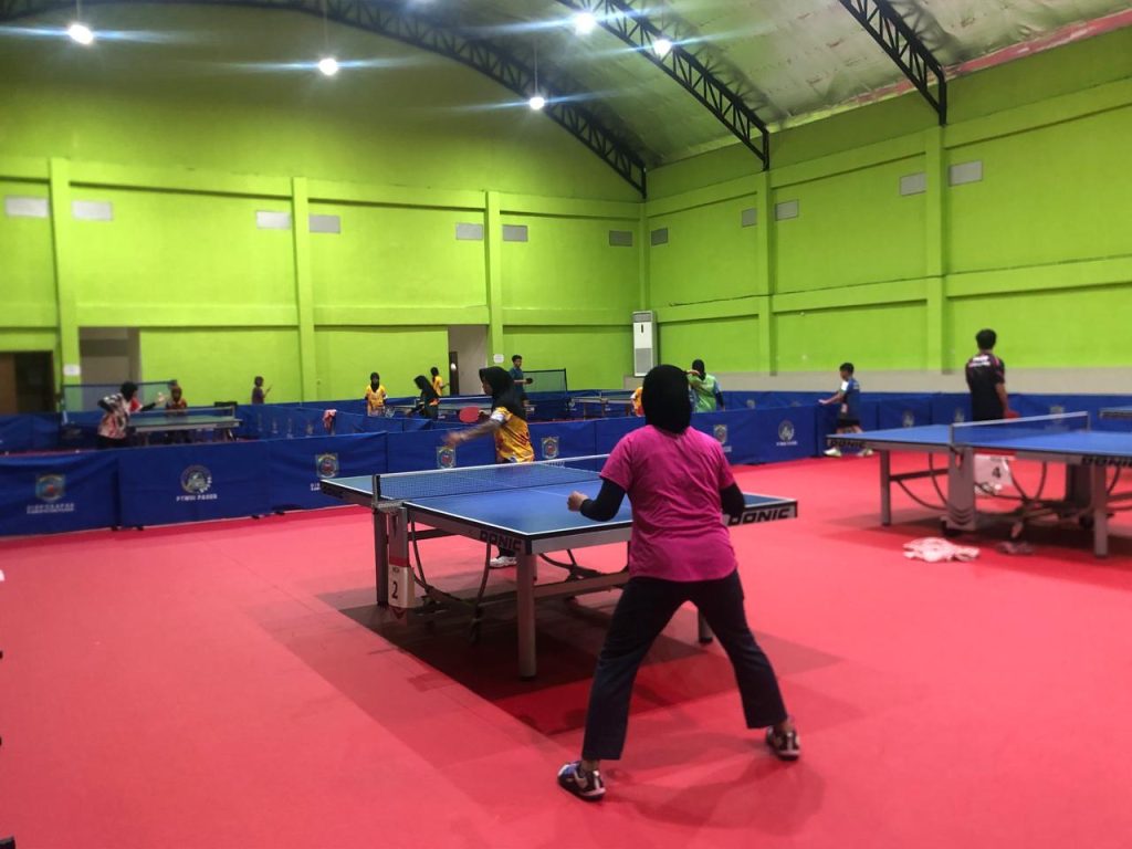 Foto: Atlet tenis meja asal Paser sedang bertanding. Sumber: Istimewa.