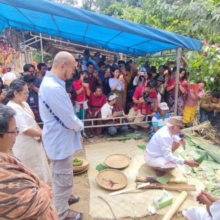 Foto: Pandji Pragiwaksono Minta Maaf di Sidang Adat Toraja. Sumber: Istimewa.