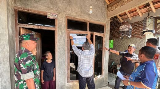 Foto: Pemdes Jatiserang Pasang Stiker di Rumah Penerima Bansos, Sejumlah Warga Mundur. Sumber: Istimewa.