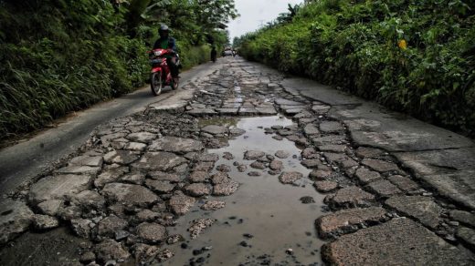 Foto: Ilustrasi jalan rusak. Sumber: Istimewa.