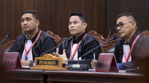 Foto: Ketiga Advokat saat uji materi UU Bencana Nasional di MK. Sumber: Mahkamah Konstitusi.