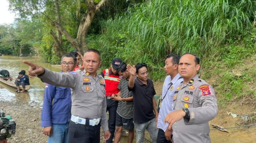 Foto: Tim Gabungan SAR dan Polsek Batu Sopang sedang melakukan pencarian korban tenggelam di Sungai Kandilo. Sumber: Istimewa.