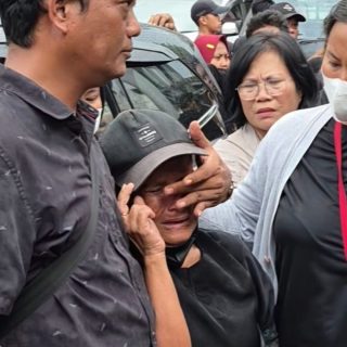 Foto: Tangis Ibu di Balik Rekonstruksi Kasus Pembunuhan Penjaga Toko di Balikpapan. Sumber: Istimewa.