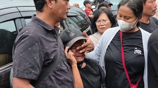 Foto: Tangis Ibu di Balik Rekonstruksi Kasus Pembunuhan Penjaga Toko di Balikpapan. Sumber: Istimewa.